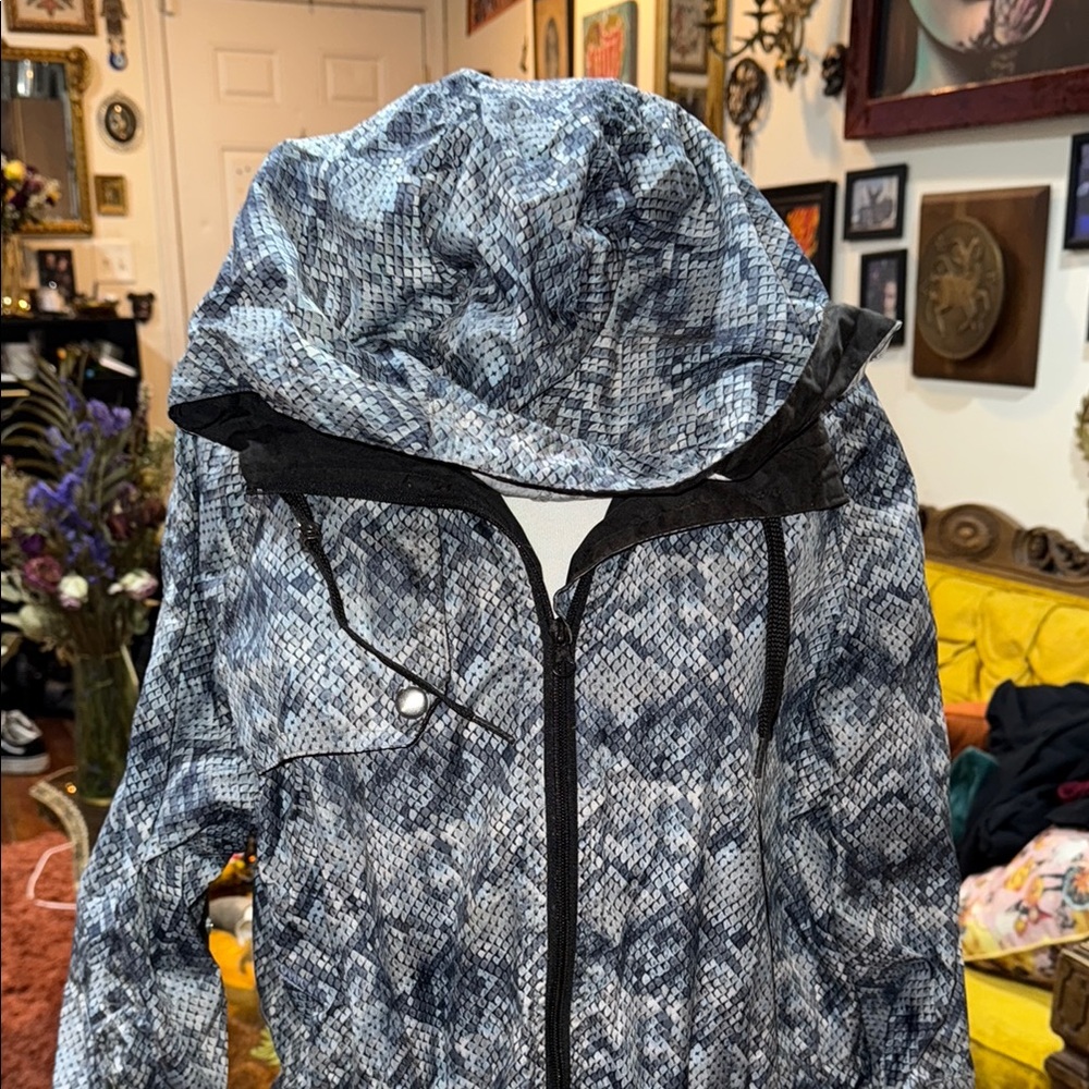 Stylish Black And Gray Patterned Jacket - image 2